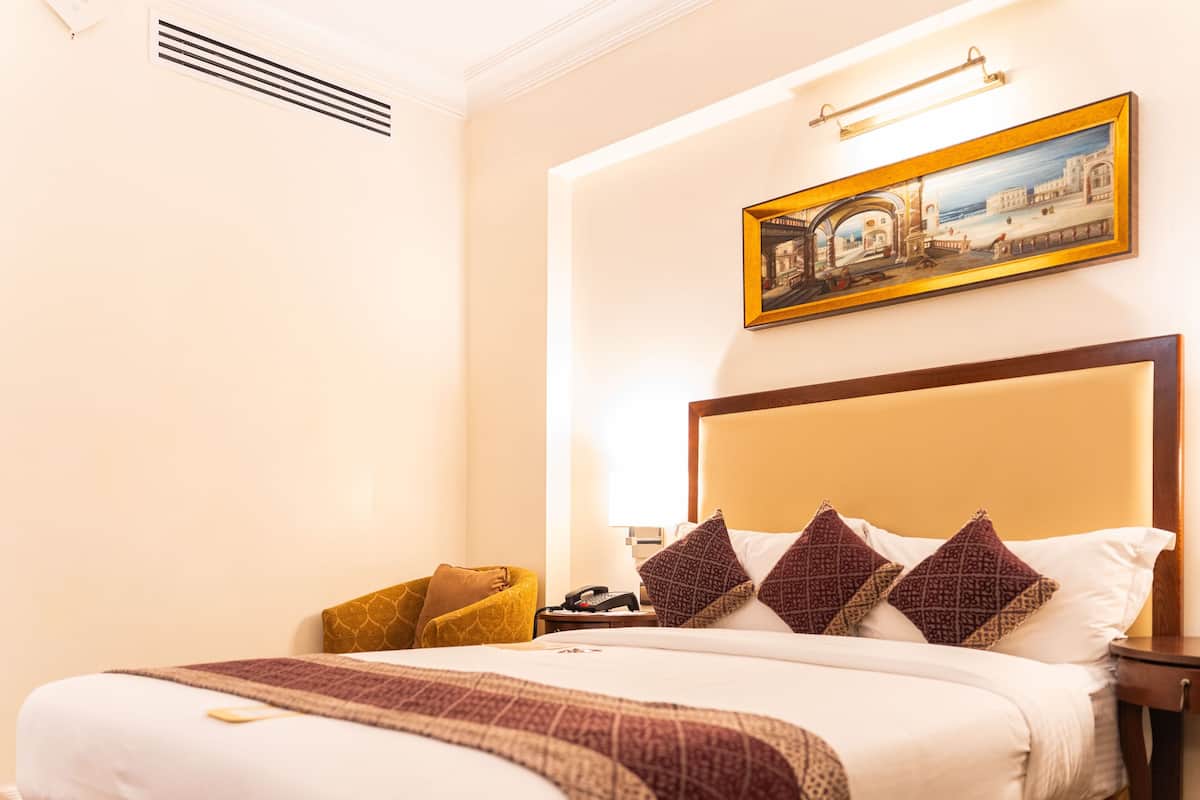 Queen Room | 1 bedroom, premium bedding, minibar, in-room safe