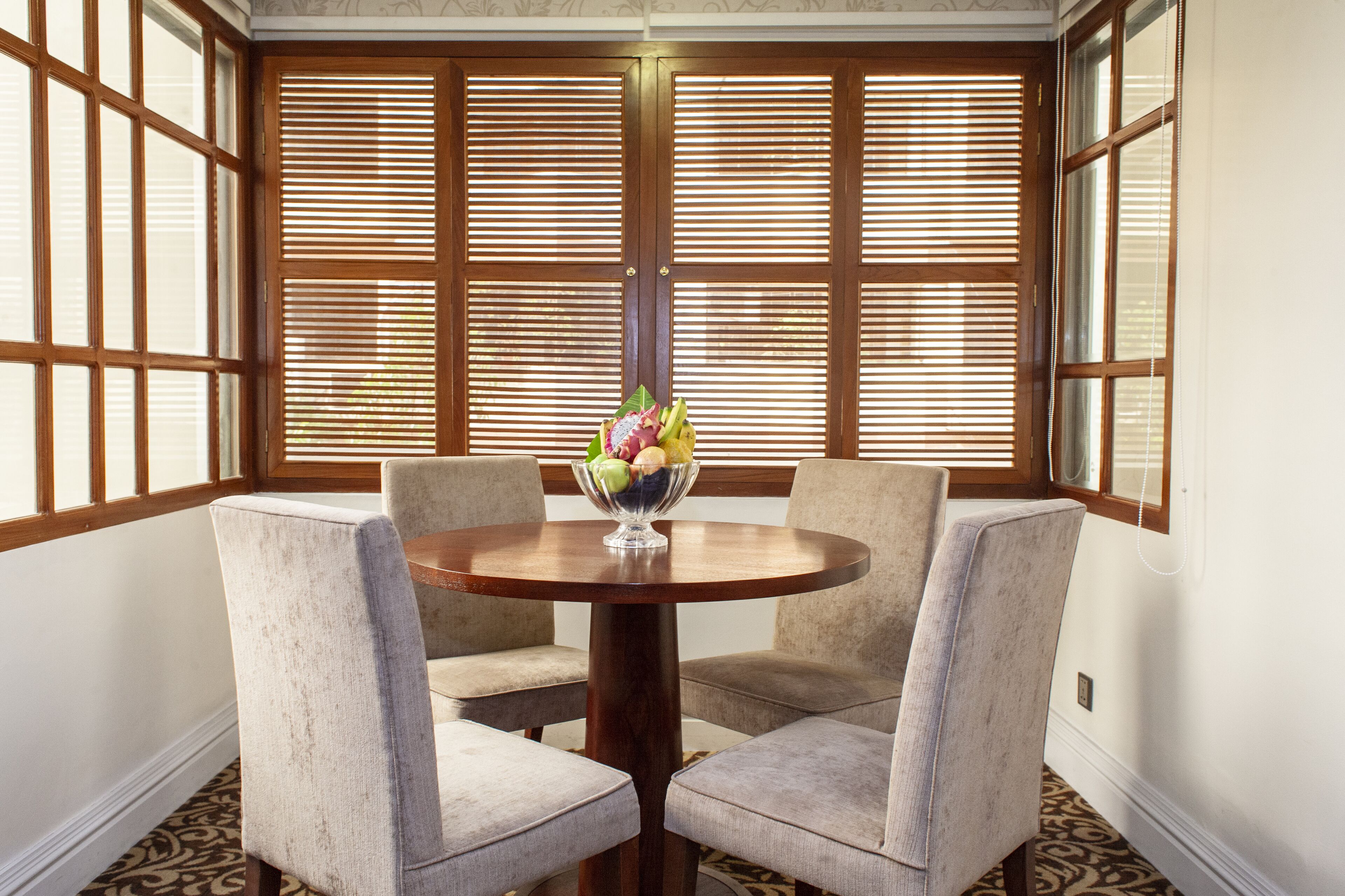 suite | in-room dining