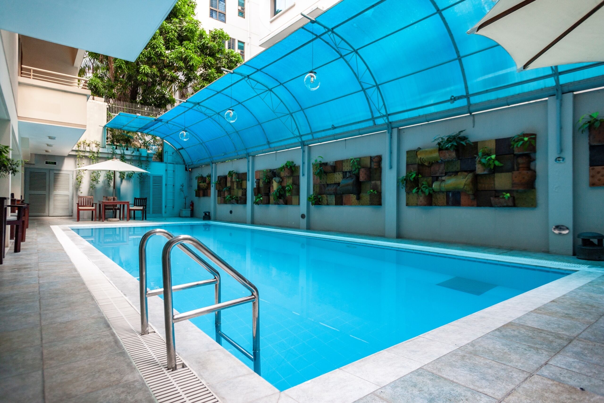 outdoor pool, open 10:00 am to 10:00 pm, pool loungers