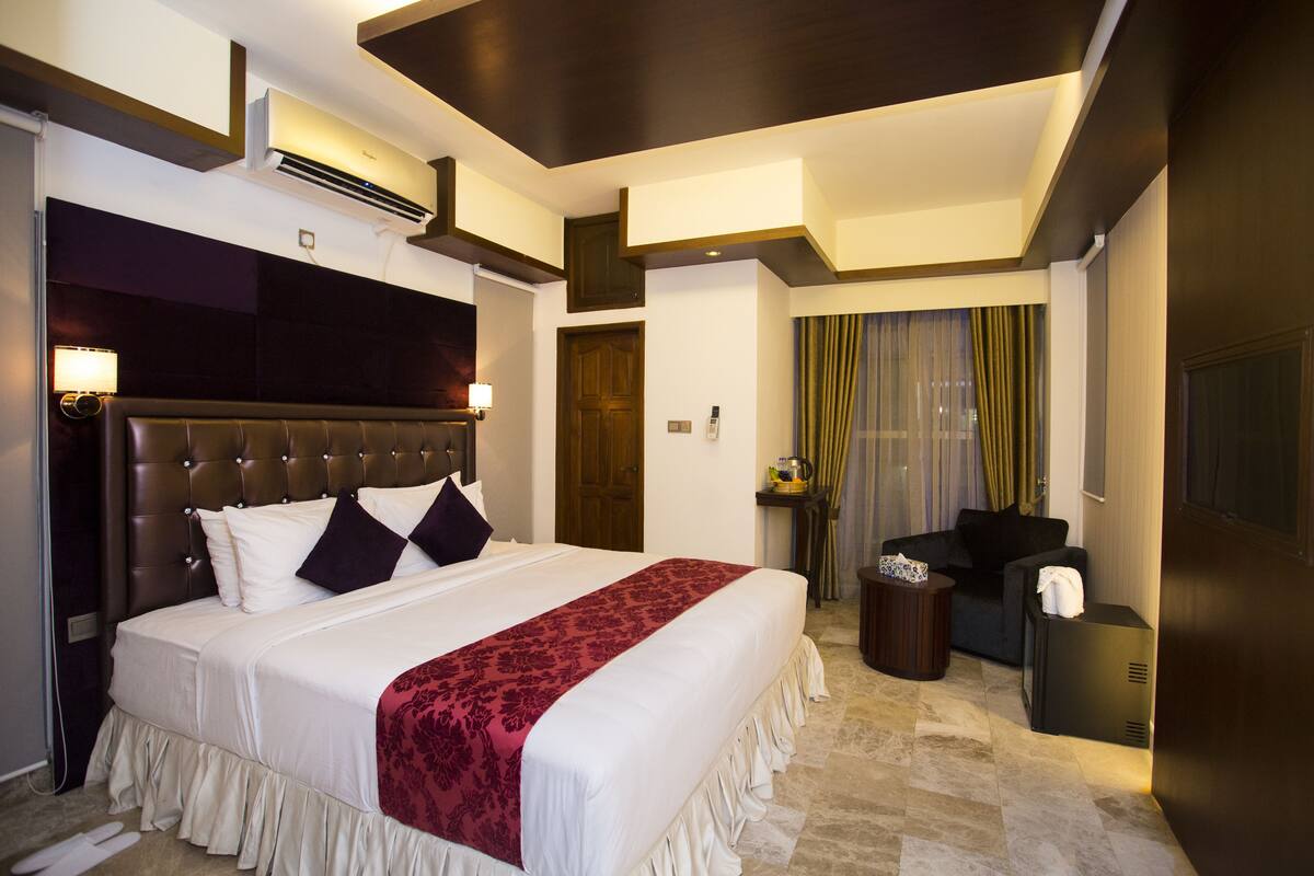 Premium bedding, minibar, in-room safe, desk