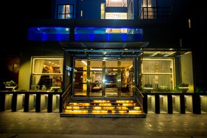 Voorkant accommodatie - avond/nacht