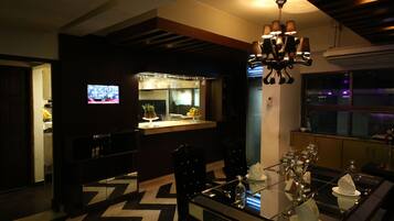 Breakfast, lunch, dinner served; international cuisine