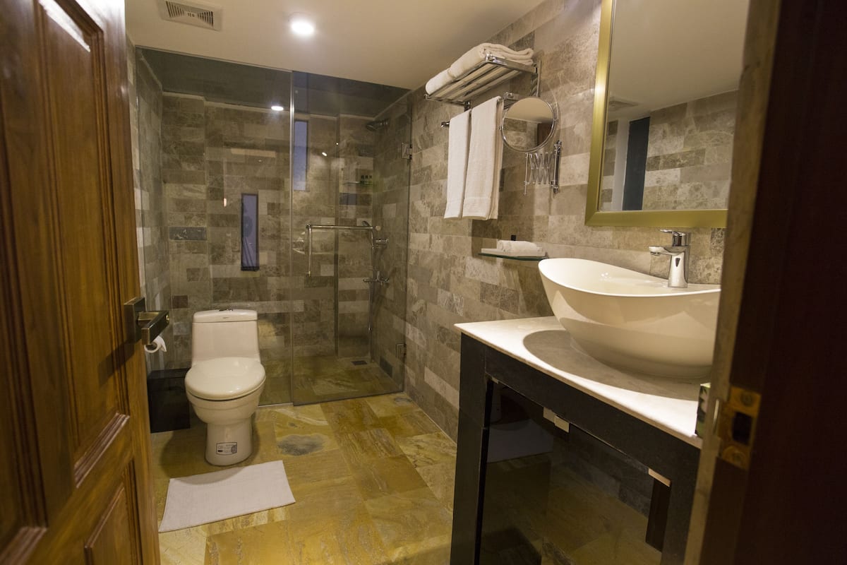 Shower, rainfall showerhead, free toiletries, hair dryer