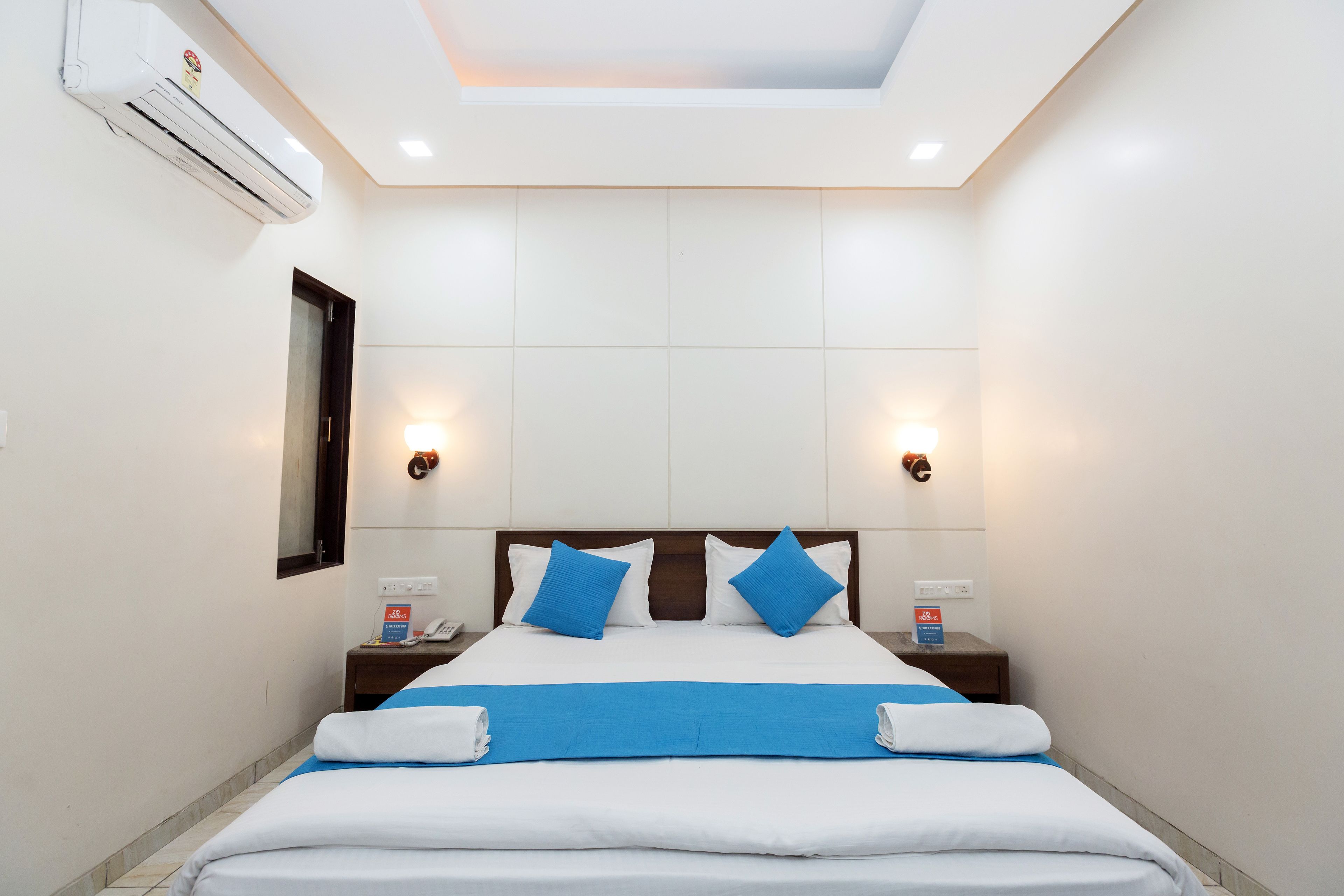 Deluxe Room, 1 Bedroom | In-room safe, desk, blackout drapes, rollaway beds