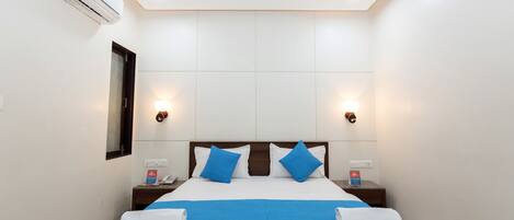 Deluxe Room, 1 Bedroom | In-room safe, desk, blackout drapes, rollaway beds