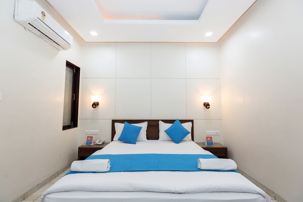 デラックス ルーム 1 ベッドルーム | セーフティボックス (室内)、デスク、遮光カーテン、可動式ベッド