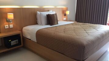 Deluxe Room | Desk, laptop workspace, rollaway beds, free WiFi