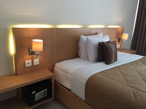 Desk, laptop workspace, free WiFi - Teja Homestay (Ubud)