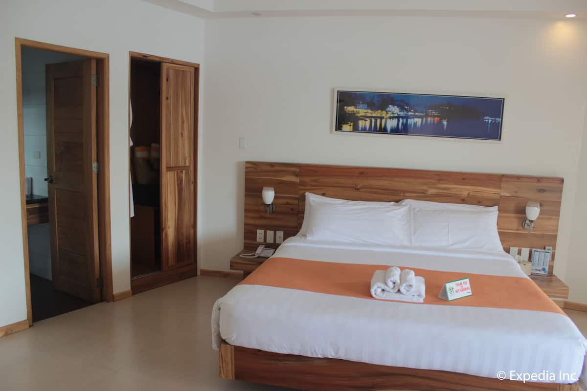 Superior Room, Non Smoking | Premium bedding, minibar, in-room safe, desk