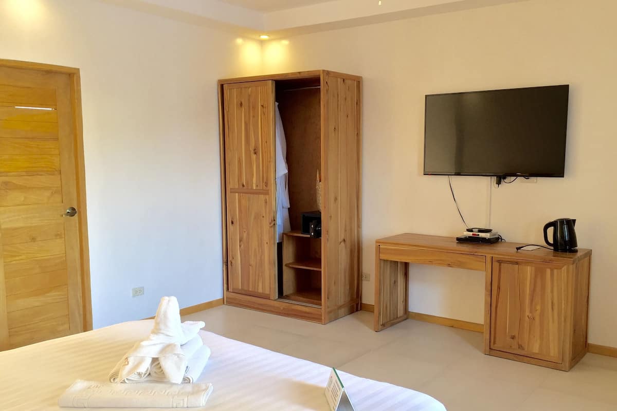 Room, Poolside | Premium bedding, minibar, in-room safe, desk