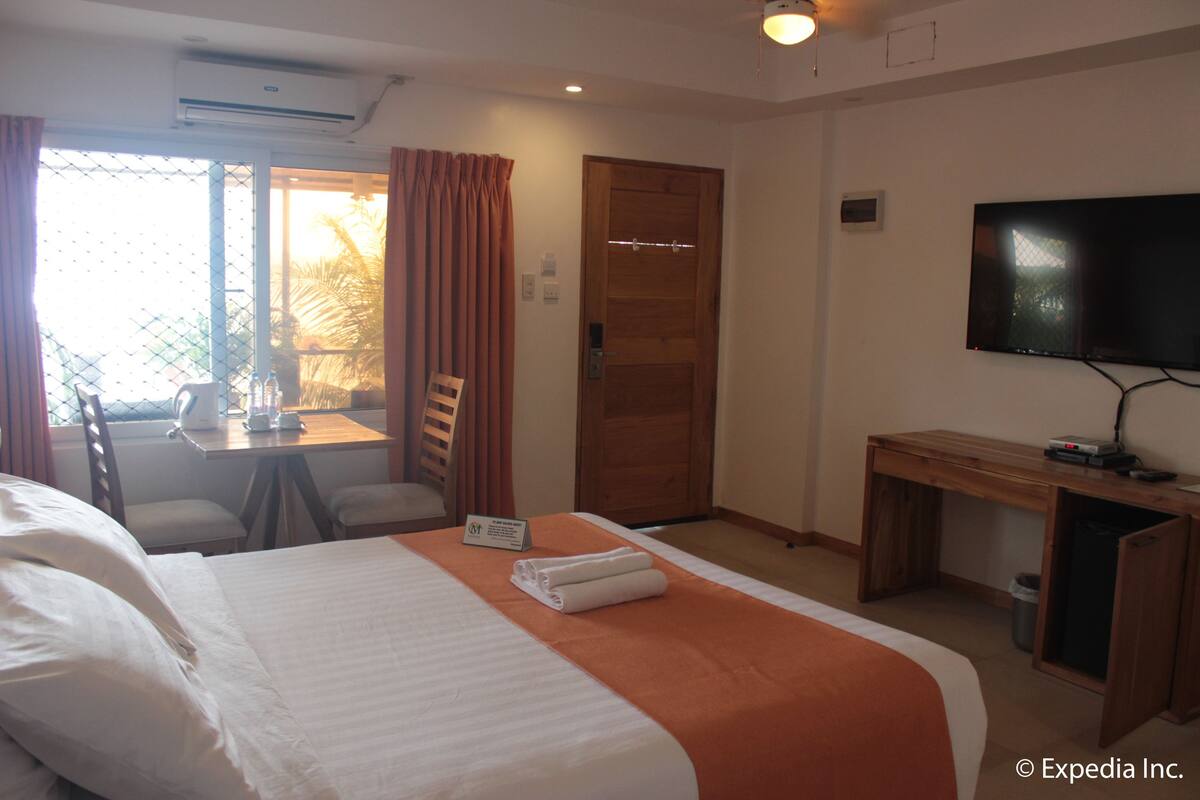 ห้องพัก, ริมทะเล (1 King and 1 Queen Bed) | เครื่องนอนระดับพรีเมียม, มินิบาร์, ตู้นิรภัยในห้องพัก, โต๊ะทำงาน