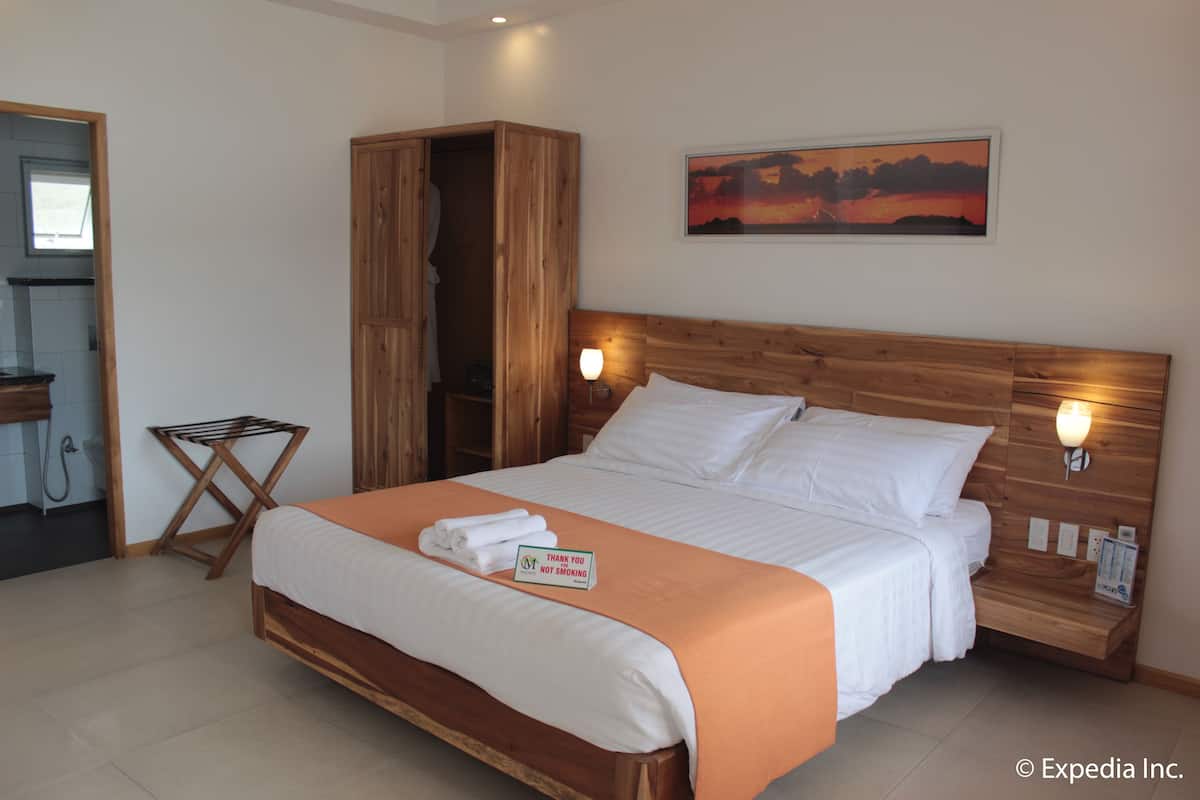 Deluxe Room | Premium bedding, minibar, in-room safe, desk
