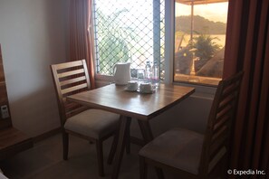 Quarto, de frente para a praia (1 King and 1 Queen Bed) | Opções para refeição no quarto