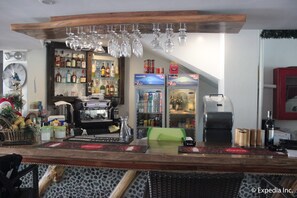 2 bars/lounges, poolside bar