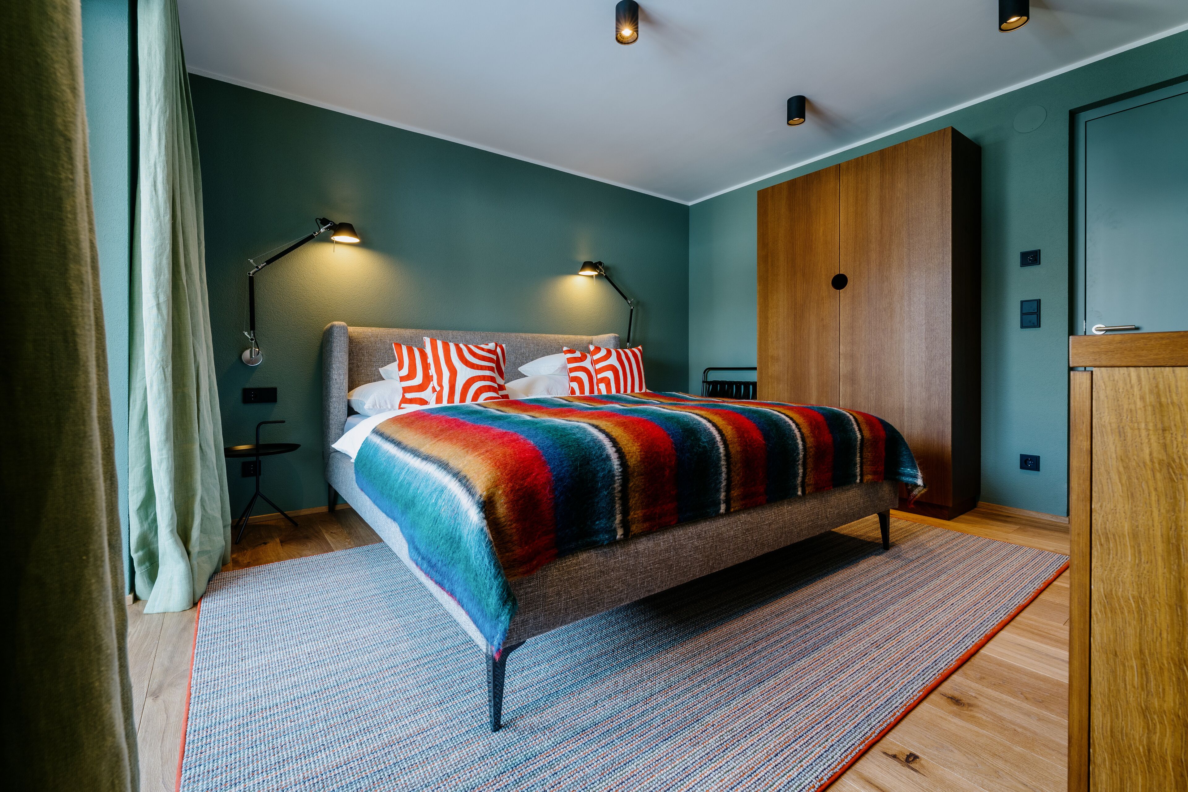 Exclusive Apartment | Peralatan tempat tidur hipoalergenik, peti besi dalam bilik, meja 