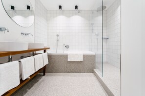 Gratis toiletartikelen, een haardroger, badjassen, pantoffels