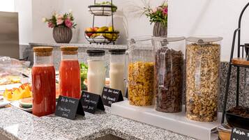 Petit déjeuner buffet (24 EUR par personne)