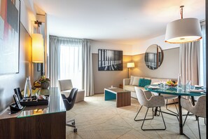 Suite Executive, 2 camere da letto | Area soggiorno | TV a schermo piatto, lettore DVD, studio