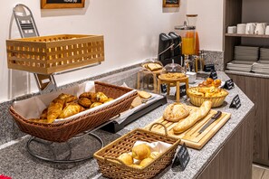 Daily buffet breakfast (EUR 24 per person) - Fraser Suites Harmonie Paris La Défense (Courbevoie)