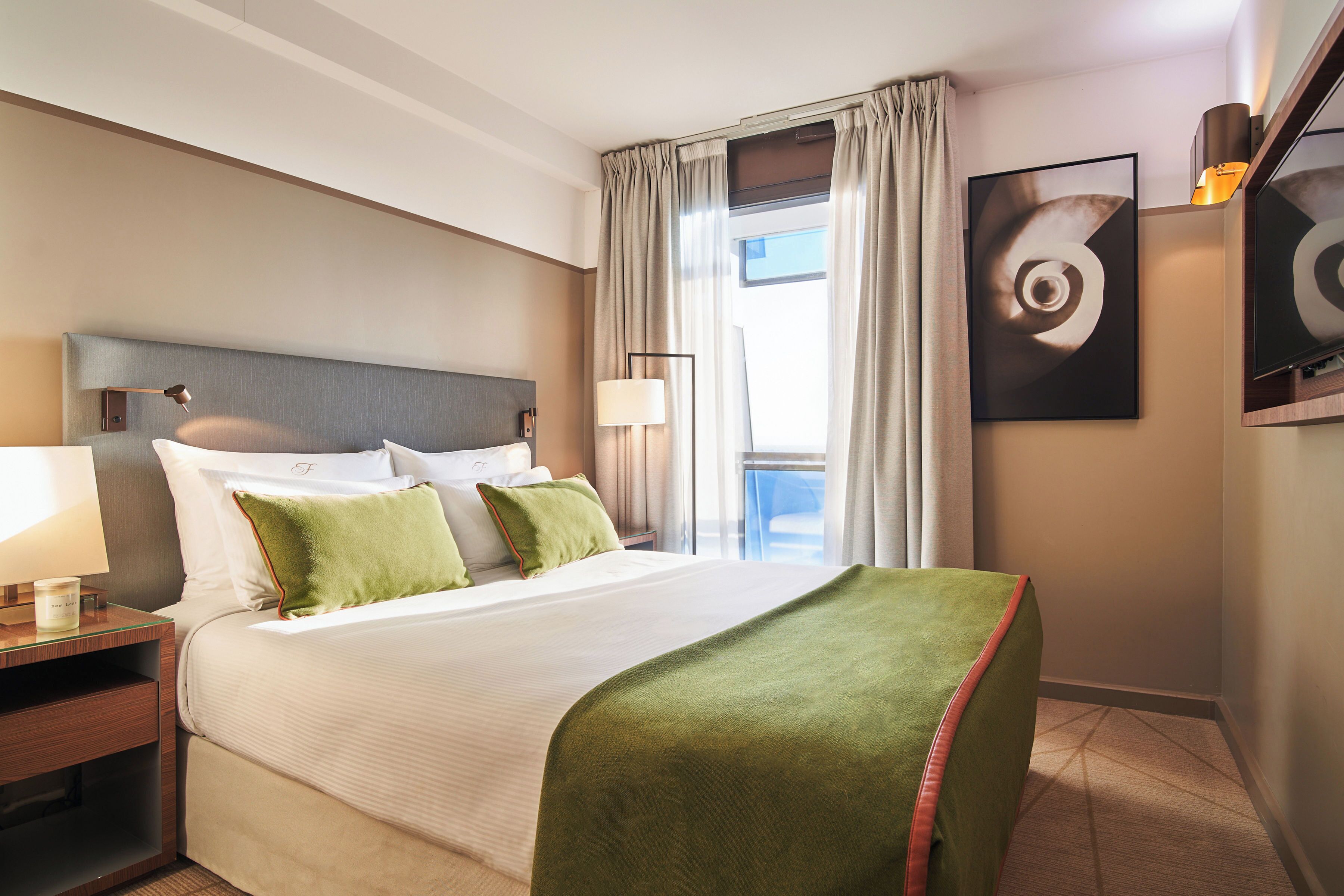 1 غرفة نوم وأغطية فراش متميزة وخزنة داخل الغرفة ومكتب