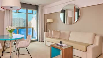 Rom – deluxe, 1 soverom | Oppholdsområde | Flatskjerm-TV, DVD-spiller og kontorer