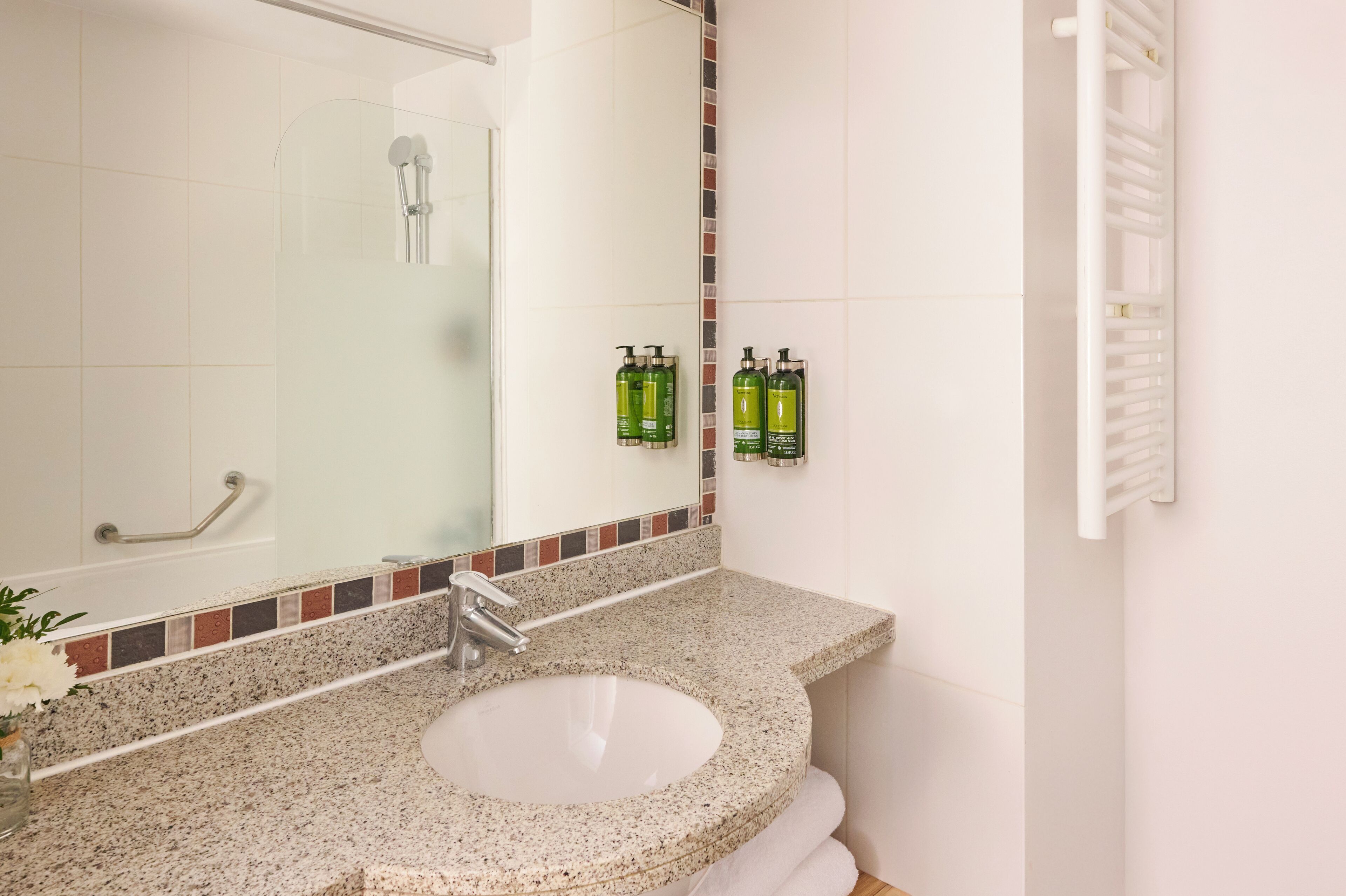 Executive-Suite, 2 Schlafzimmer | Badezimmer | Duschwanne, kostenlose Toilettenartikel, Haartrockner, Hausschuhe