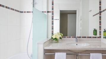 Suite Deluxe, 1 chambre | Salle de bain | Ensemble baignoire-douche, articles de toilette (gratuits)
