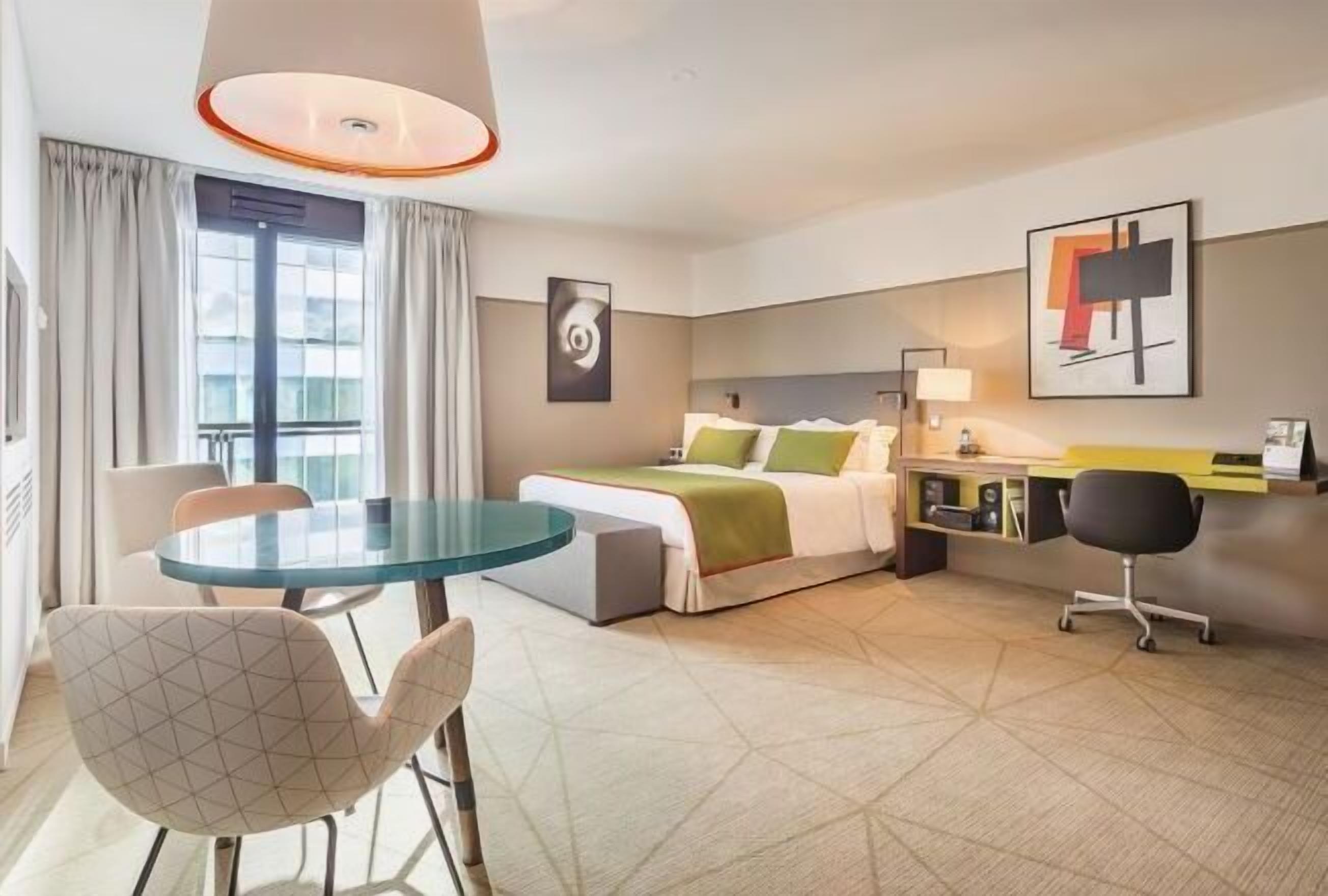 1 soverom, sengetøy av topp kvalitet, safe på rommet og skrivebord