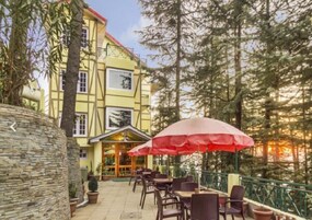 施設の正面 (日没後)