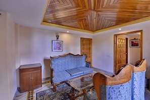 Premium Suite, Valley View, Corner | Living room