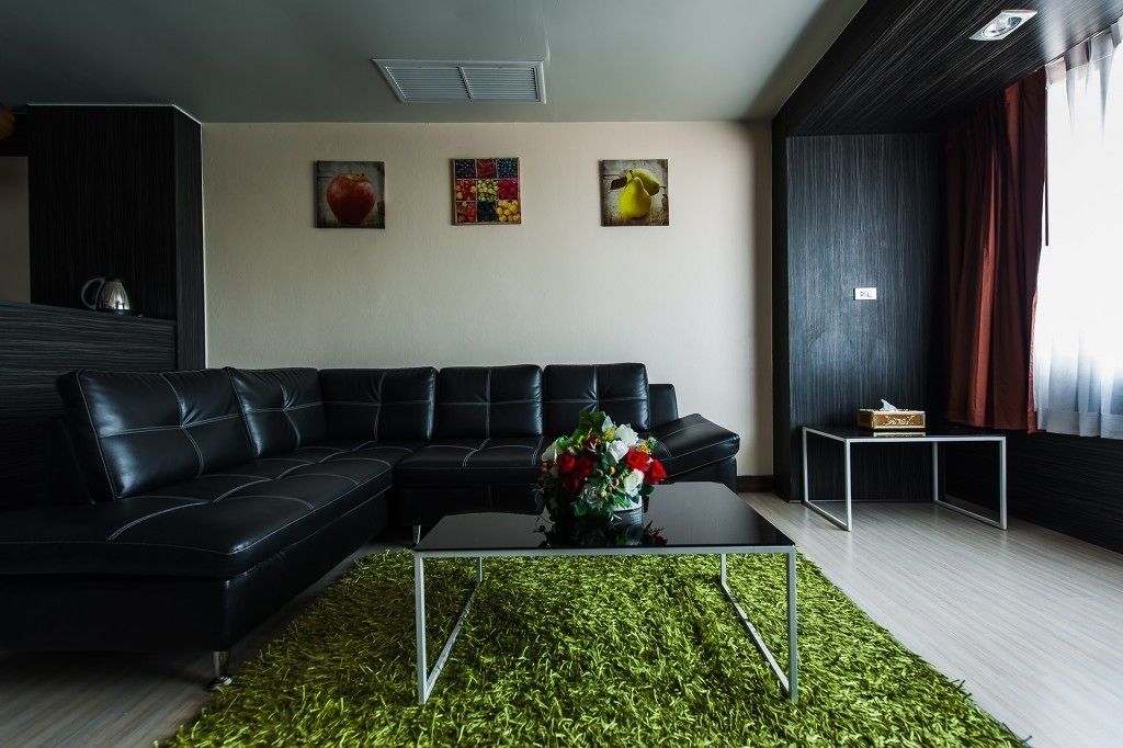 Superior Suite | Living area | 32-inch LCD TV with cable channels, TV