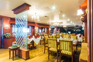 Petit déjeuner, déjeuner et dîner servis sur place, plats Cuisine thaï 