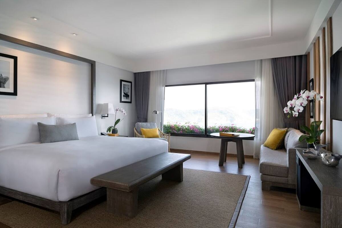 Royal Ocean View Suite | Bộ đồ giường cao cấp, két bảo mật tại phòng, màn/rèm cản sáng 