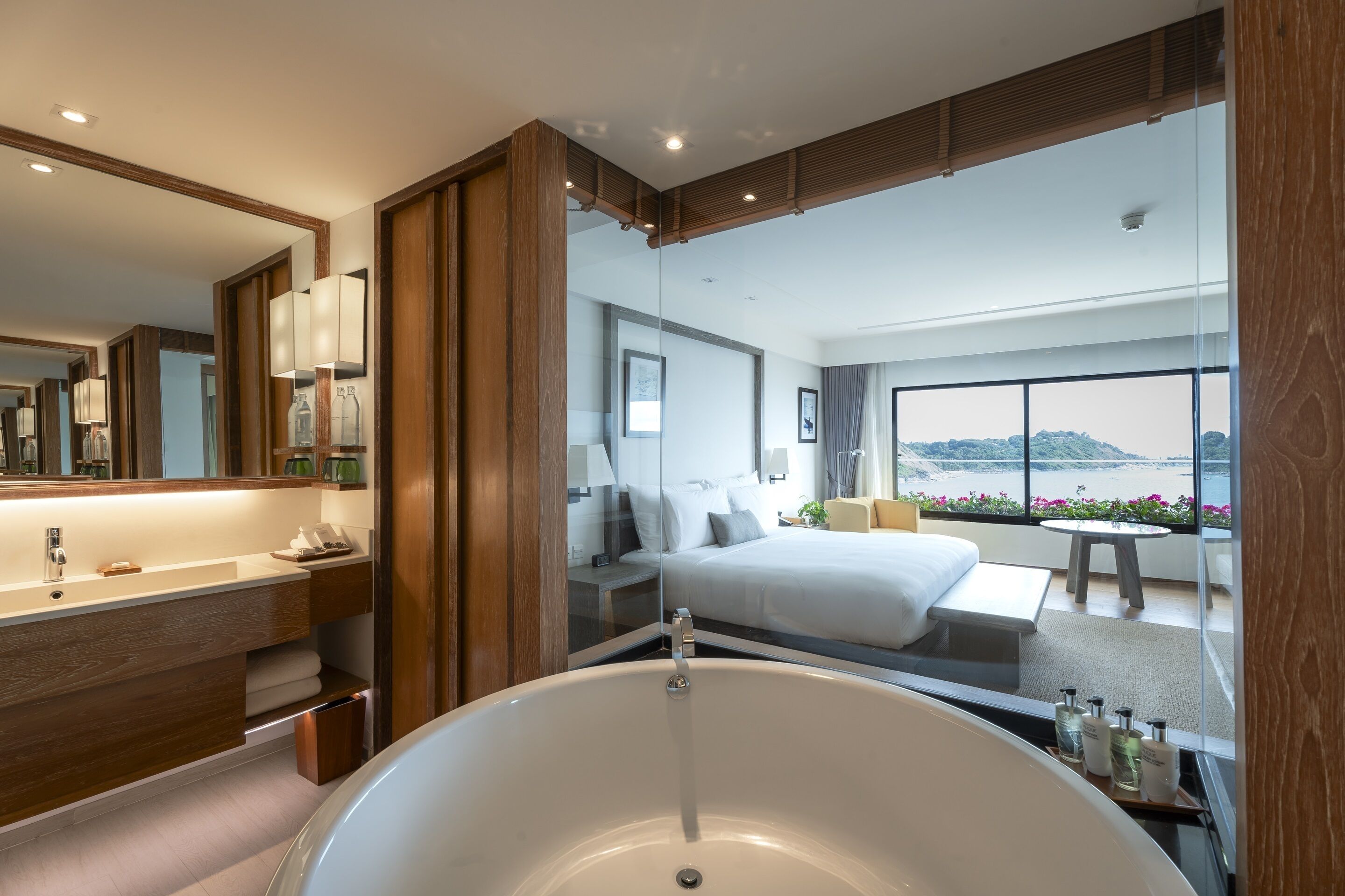 royal ocean view suite | deep-soaking bathtub
