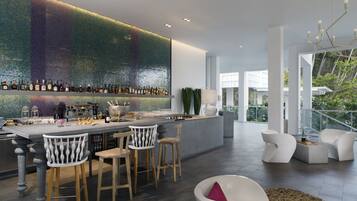 Un bar moderno con un revoque de mosaico, taburetes y una zona de estar con sillas blancas.