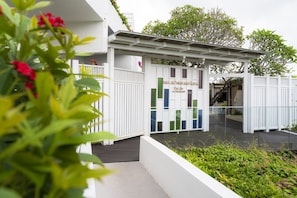 Body treatments, aromatherapy, Thai massages, facials, massages