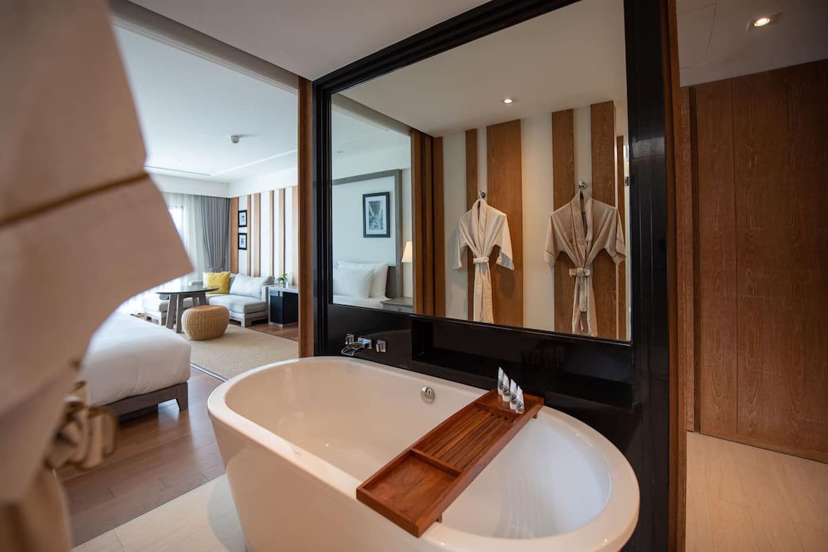 grand ocean view room | deep-soaking bathtub