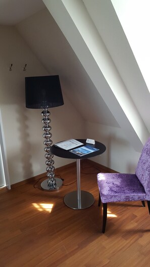 Chambre Simple Classique (Dachgeschoss) | Bureau, rideaux occultants, lits bébé (en supplément)