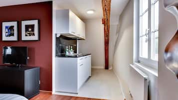 XJunior Suite, Non Smoking, Kitchenette | Private kitchenette | Electric kettle