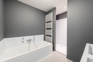 Articles de toilette (gratuits), séchoir à cheveux, serviettes fournies