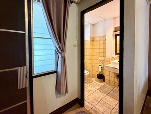 Twin Room | Bathroom | Shower, free toiletries, hair dryer, slippers - Baan Warabordee Hotel (Chiang Rai)