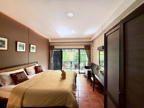 Escritorio, cortinas blackout, wifi gratis y ropa de cama 