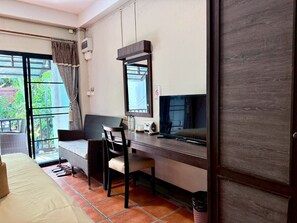 Double Room | Desk, blackout drapes, free WiFi, bed sheets - Baan Warabordee Hotel (Chiang Rai)