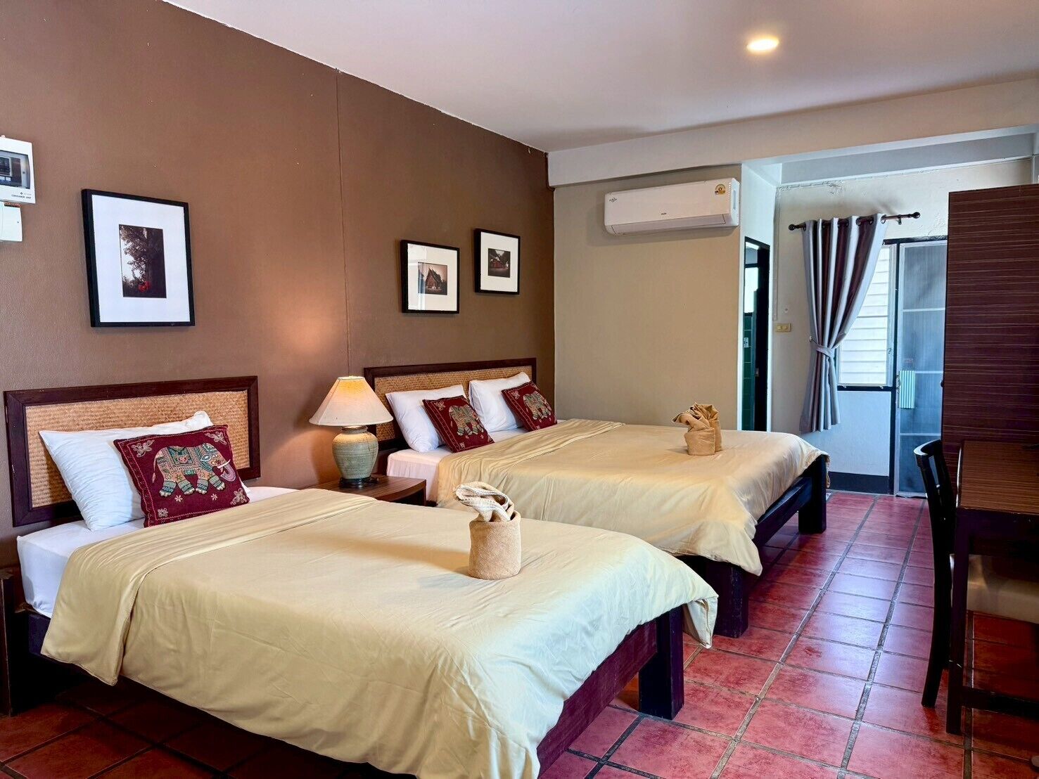 Triple Room | Desk, blackout curtains, free WiFi, bed sheets