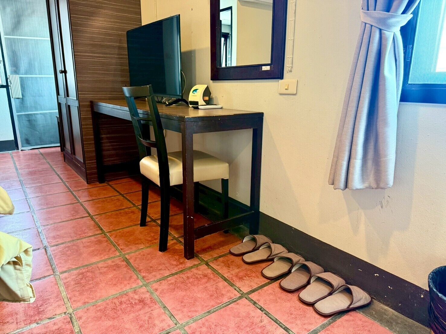 Triple Room | Desk, blackout drapes, free WiFi, bed sheets