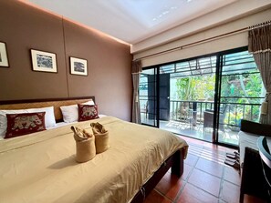 Escritorio, cortinas blackout, wifi gratis y ropa de cama