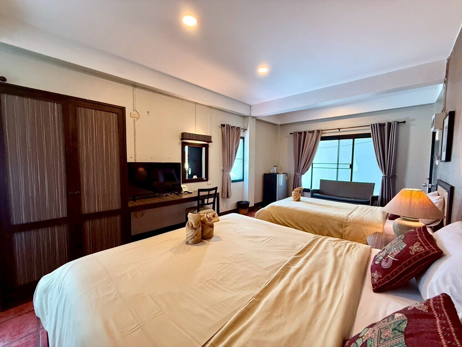 Triple Room | Desk, blackout curtains, free WiFi, bed sheets