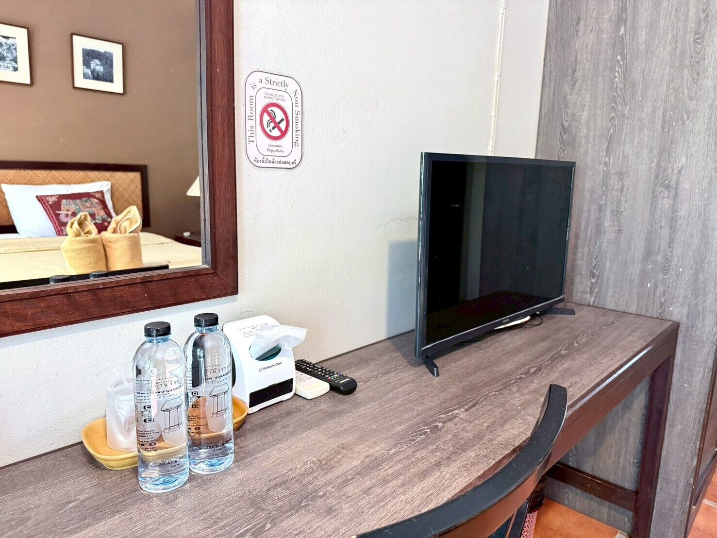 双人房 | 办公桌、遮光窗帘、免费 WiFi、床单