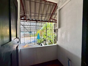 Twin Room | Desk, blackout drapes, free WiFi, bed sheets - Baan Warabordee Hotel (Chiang Rai)