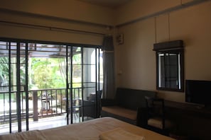 Deluxe Double Room | Living area | TV - Baan Warabordee (Chiang Rai)